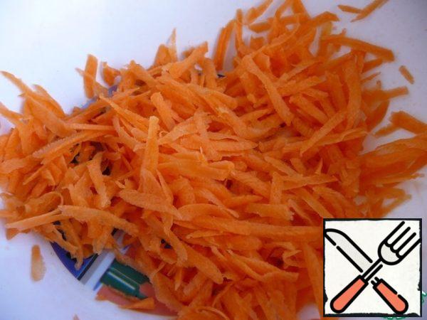 Wash, peel and grate carrots.