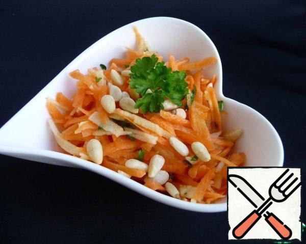 Transfer the salad to a salad bowl, add the nuts.