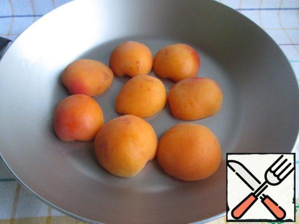 Place the apricot halves cut down on a dry preheated pan and fry for 1-2 minutes over medium heat.