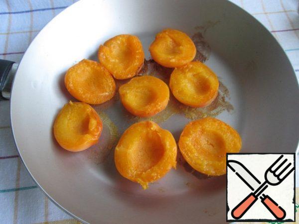 Then turn the halves over and fry for another 1-2 minutes. (depending on the ripeness of apricots).
