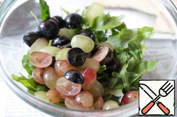 Wash and dry the grapes. If it is large and pitted, then cut it in half and remove the seeds, small pitted grapes can be added to the salad as a whole.

