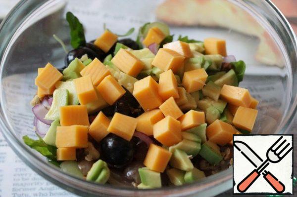 Peel the avocado, cut into cubes, sprinkle with lemon juice and add to the salad.
