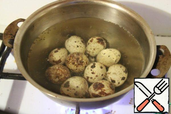 Boil hard-boiled quail eggs. Peel and cut in half.
