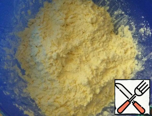 In half of the flour add the grated on a coarse grater cold butter (you can in the freezer to freeze).
RUB hands into crumbs.