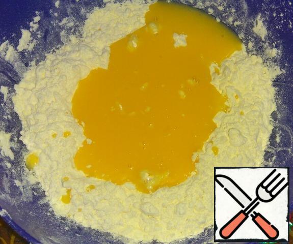 Add the liquid mixture to the butter crumbs and mix well.