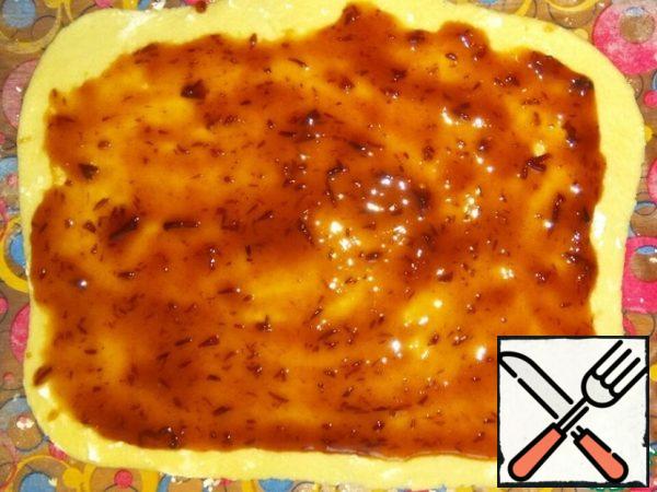 Brush with 2 tablespoons of jam.
