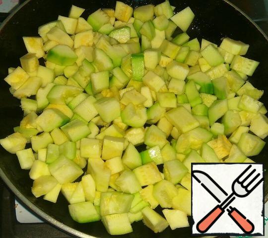 Peel the courgettes and remove the seeds.
Cut into small pieces.
Fry in vegetable oil for 5 minutes.