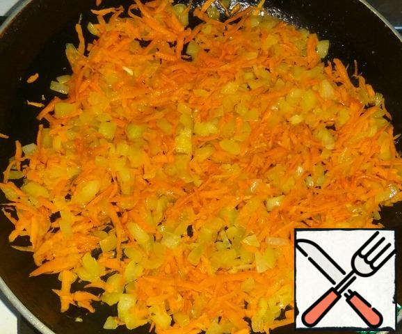 Onions finely chop.
Grate carrots on a coarse grater.
Fry onions in vegetable oil until transparent, add carrots. Fry until carrots are soft.