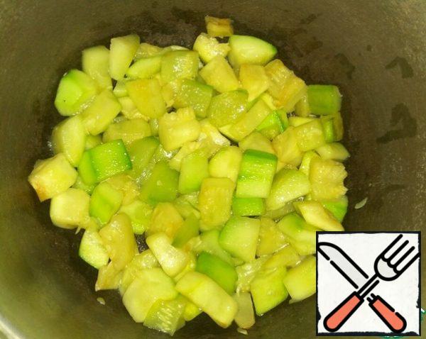 We put vegetables in layers in the cauldron.
1 layer - half of zucchini. Season with salt and pepper.
