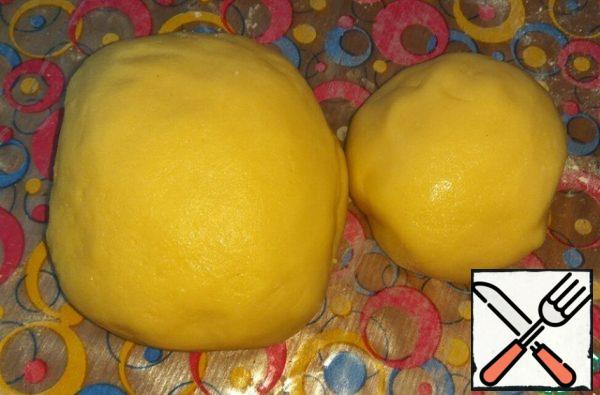 Divide the dough into 2 parts: large and small.
