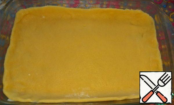 Roll out most of the dough and put it in a baking dish, making small sides. The size of my form is 20*30 cm.

