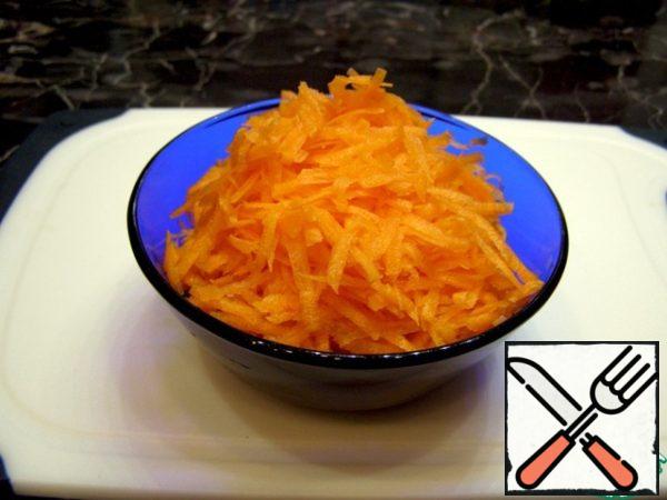 Grate carrots on a coarse grater and lightly fry in vegetable oil.