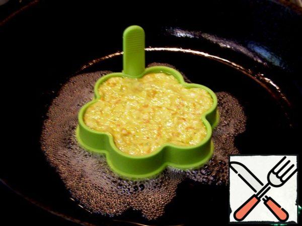 To get pancakes in the form of flowers, you need a special mold. You can fry without it-pancakes will be no less delicious.