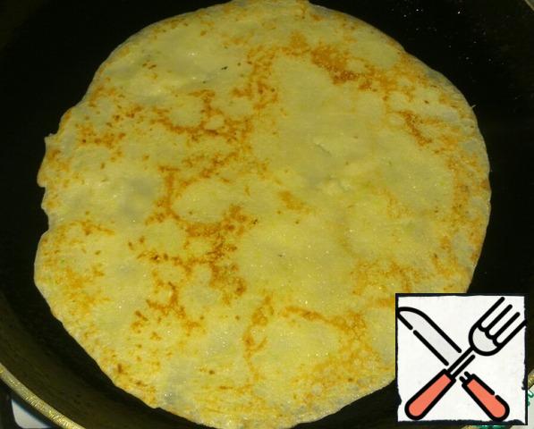Grease the pan with vegetable oil.
Pour a little dough, fry the pancakes until Golden on one side.
Then turn the pancake and fry for half a minute.