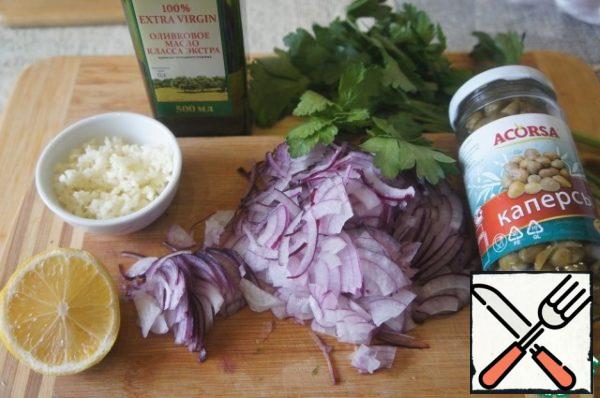 Prepare the products. Cut the onion into thin quarter rings. Crush the garlic. Wash and dry the greens.
