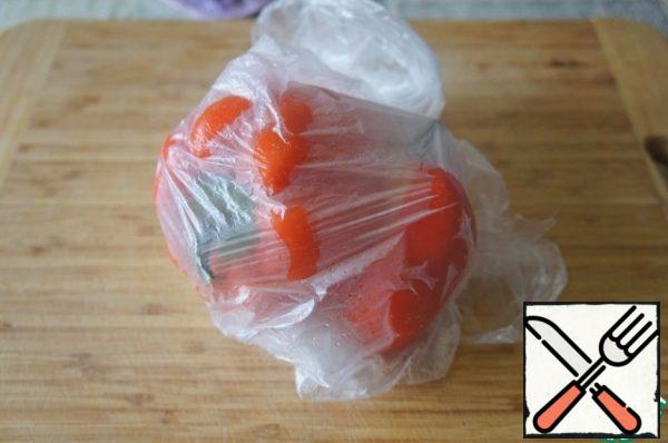 At the end of time, remove the peppers and place them in a plastic bag.