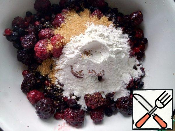 Preheat the oven to 200°C.To prepare the filling, put the berries in a large bowl and gently mix them with the sugar, cornstarch and vanilla extract.