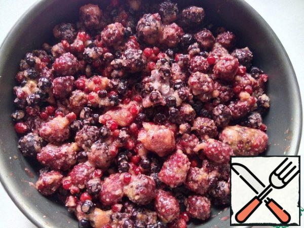 Put the berry mixture in a baking dish (20 cm in diameter).