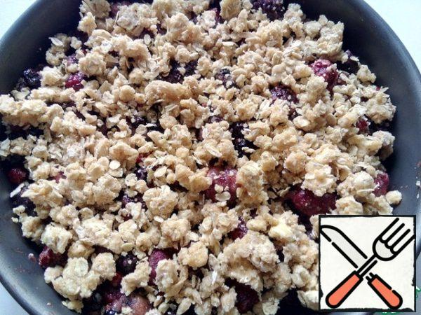 Spread the dough crumbs evenly over the filling.
Bake the pie on the middle level of the oven for 35-40 minutes or until the crumb turns golden and its filling begins to bubble.
Remove the finished roll from the oven and cool completely.
