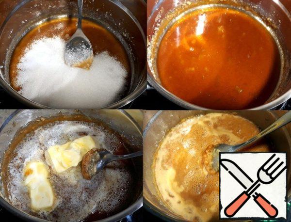 First I made salted caramel.
50 g of sugar poured into a pot with a thick bottom
and cooked on low heat stirring constantly until
complete dissolution. Then poured the remaining 50 g.
In the dissolved sugar put butter
and poured out the hot, greasy cream.
