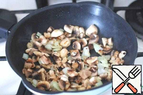 Add chopped onion to the rest of the mushrooms. Fry the onion until light golden brown.
