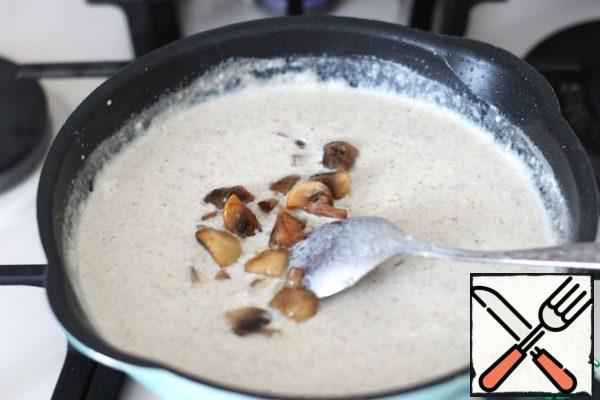 Next, add the pieces of fried mushrooms. Simmer the sauce over low heat again. Then remove from the heat.
The sauce can be served with pasta, boiled rice, buckwheat, French fries.