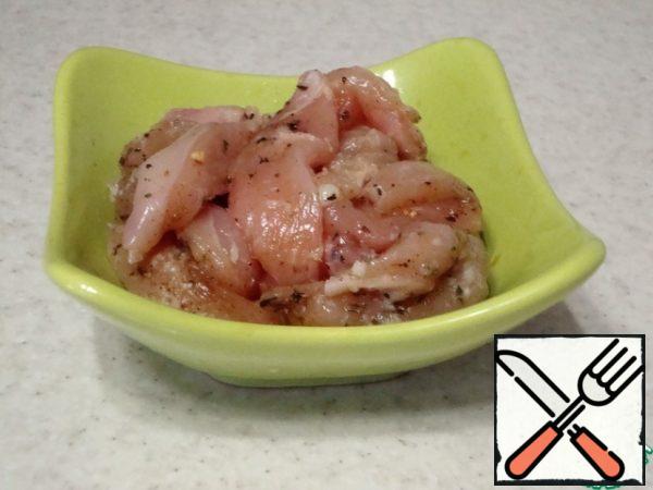 Cut the chicken breast into small longitudinal strips.
Marinate in spices and horseradish.
Leave in the marinade for about 40 minutes.
