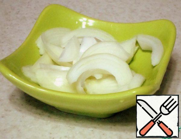 Cut the onion into half rings or feathers.
