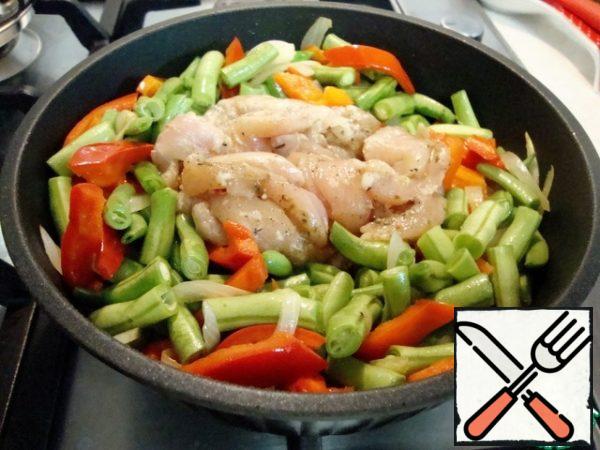 Add chicken breast to the pan with vegetables.
