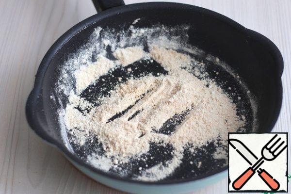 Pour flour (1 tablespoon) into the mold. Fry the flour over low heat until golden brown.
