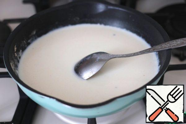 Then pour in 400 ml of milk, salt and pepper with white pepper to taste. Thicken the sauce to the desired consistency.
