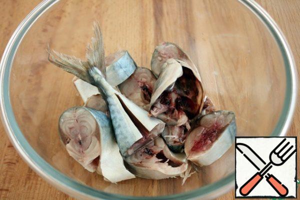 Gut the mackerel, removing the insides, cut off the head, cut into pieces no thicker than two centimeters, put in a bowl. The tail is cut on the side on both sides so that the marinade also gets there. If you like to take your head apart, don't throw it away.
