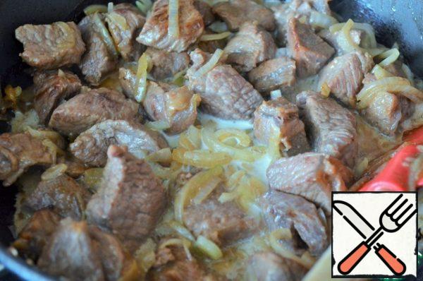 Pour in the milk, add sugar, a little salt, let it boil,
cover with a lid. Simmer for 40 minutes.
