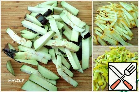 Prepare vegetables: eggplant, zucchini and sweet pepper cut into strips.