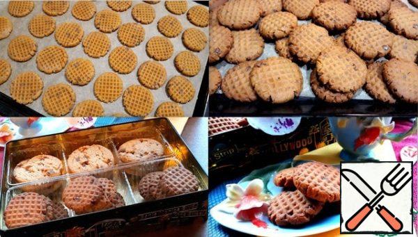 Bake cookies in the oven at 180 degrees for 10 minutes.
In the photo, the cookies that I bought and what I made myself.
