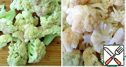 Parse the cauliflower into inflorescences and boil for 5 minutes after boiling. Throw in a colander.