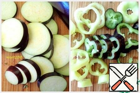 Eggplant and peppers cut rings.