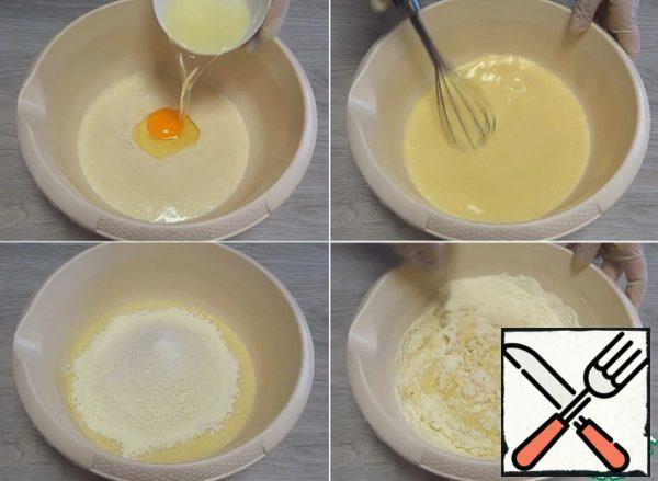 Add egg, vegetable oil, 2 tablespoons of sugar, vanilla sugar and salt to the dough. Mix well. Here, sift 300 g of flour from the total amount. I begin to knead the dough.
