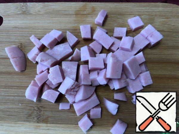 Ham cut into large pieces and mince. Finely chop the anchovies. In a small bowl, mix the ham and anchovies, add breadcrumbs, 1 egg, salt and pepper to taste, mix well.