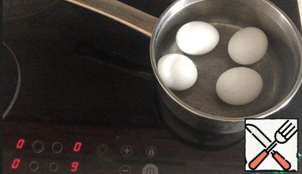 Cook the remaining eggs for 4 to 10 minutes, depending on which eggs you like. Remove from heat, pour cold water, clean, carefully cover all sides with cooked mass.