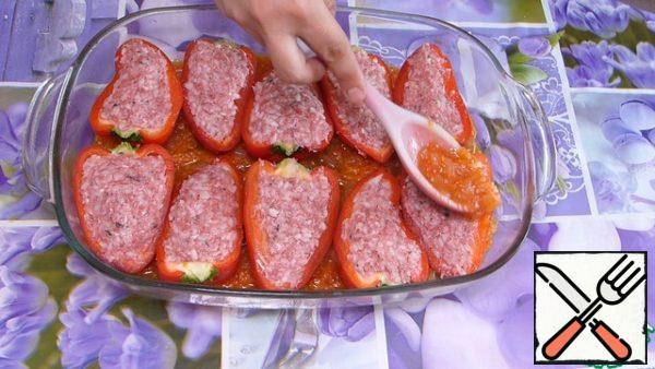 Stuff the peppers.
In a baking dish, spread 1/2 part of the sauce, evenly distribute, spread the stuffed pepper, pour the remaining sauce, cover with foil and send it to a preheated 180 degree oven for 45-50 minutes, look at your oven. I only have the bottom heating.
