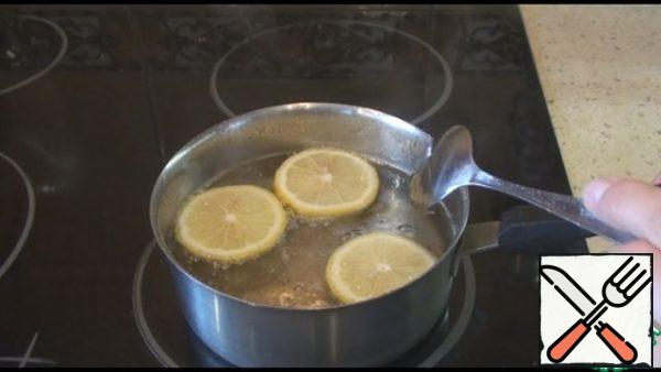 First you need to prepare a sorbet or syrup. Pour sugar into a saucepan, add water and half a lemon, sliced. Put on the fire, stir until the sugar dissolves, bring to a boil, reduce the heat and cook for 5 minutes. Then remove from the heat and leave to cool.
