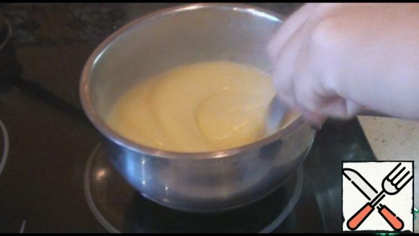 Also prepare the custard. To do this, pour 150 grams of milk into a saucepan, add 2 tablespoons of sugar and put on fire. It should be well heated, but not boil. Meanwhile, pour vanilla pudding or cornstarch into the remaining milk, stir well to avoid lumps. Pour a thin stream into the milk and stirring constantly, brew the cream. Set aside the cream from the heat, cover with cling film in contact and leave to cool.