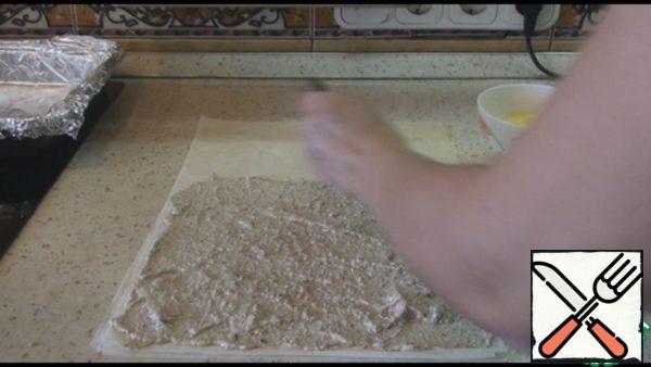Spread the fourth sheet of dough, grease a little more than half of the cream, and the rest of the butter.