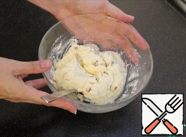 Mix everything, mix well. At the end, raisins are added.
The curd mass is ready.
Let it brew for 10 minutes.
