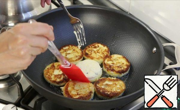 It is very convenient to turn over with a silicone spatula!

