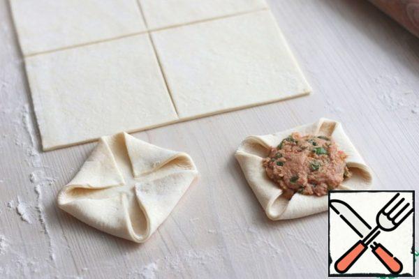 Roll out puff pastry. Cut the squares. All you have to of the two squares 12 PCs puffs.