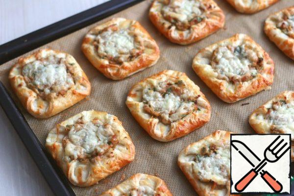 Next, sprinkle with grated cheese and send it to the oven for baking. Temperature range t 180-190C.