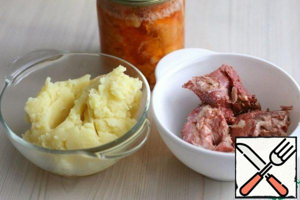 Boil the potatoes in salted water, then puree, add boiled milk and butter.
