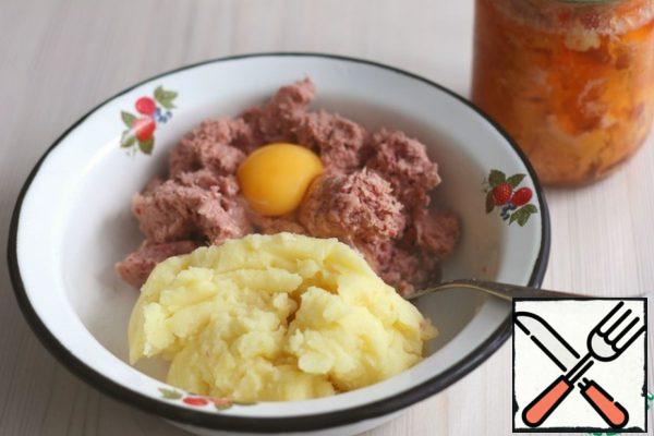 Connect in a bowl of mashed potatoes, punched in a blender stew, add the egg (1 PC.)